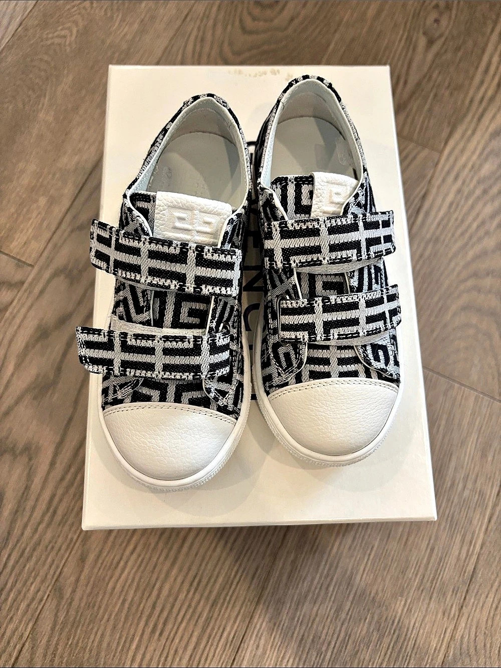NIB Givenchy Kids 4G Monogram Canvas Velcro Sneakers Black & White EU 27